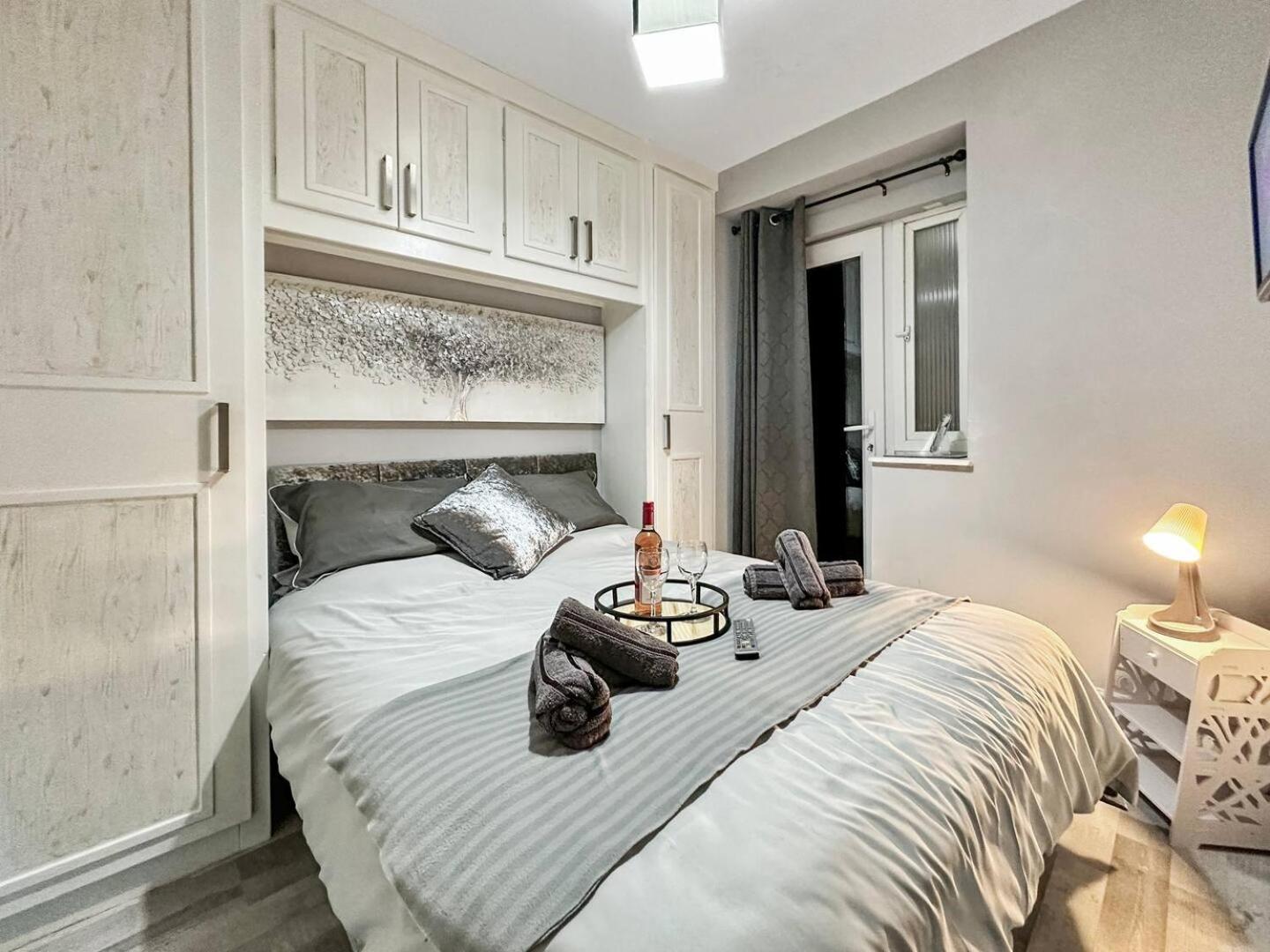 3 Bed Home In Tonypandy With Balcony View Room Llwynypia Ngoại thất bức ảnh