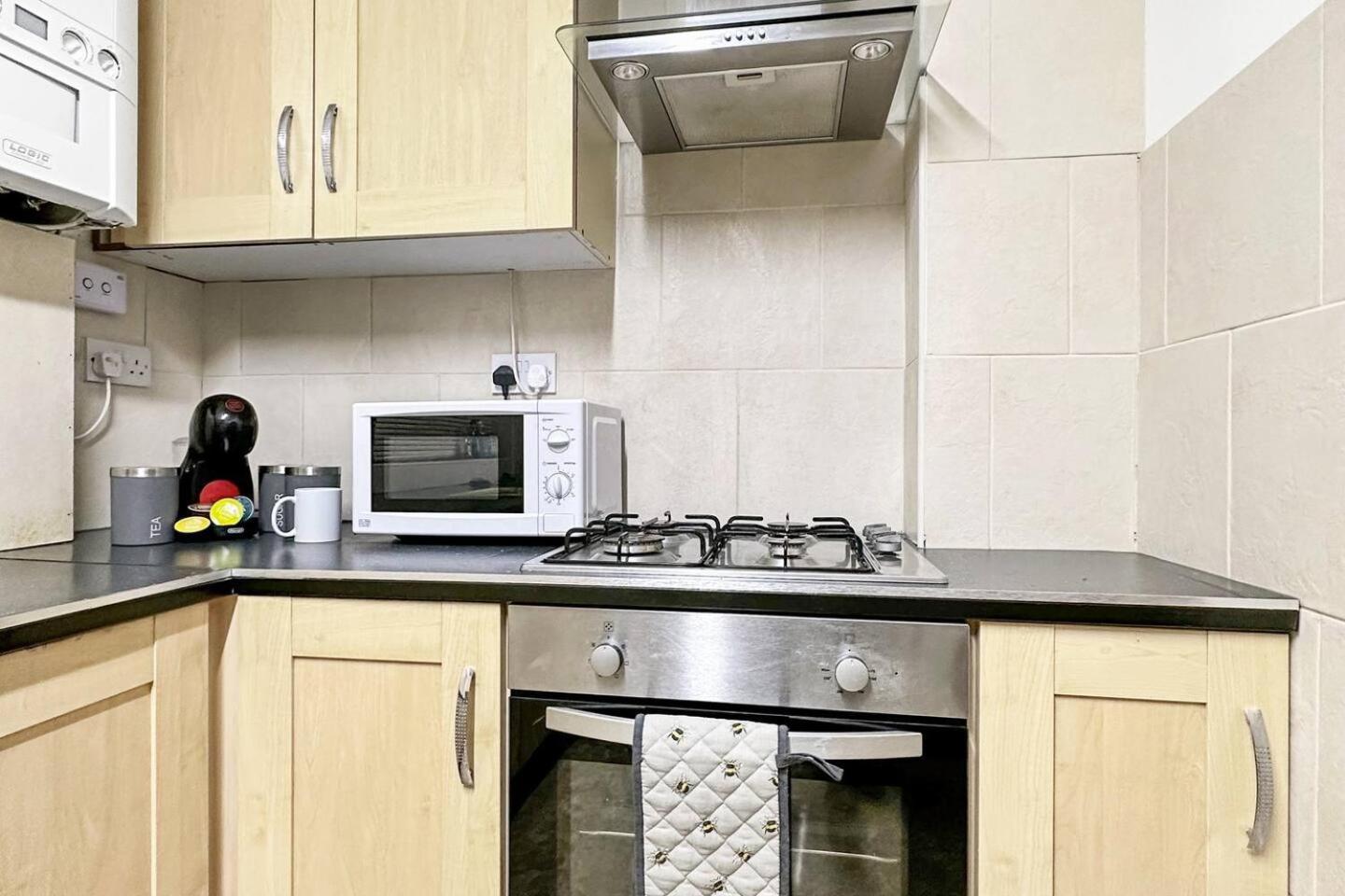 3 Bed Home In Tonypandy With Balcony View Room Llwynypia Ngoại thất bức ảnh