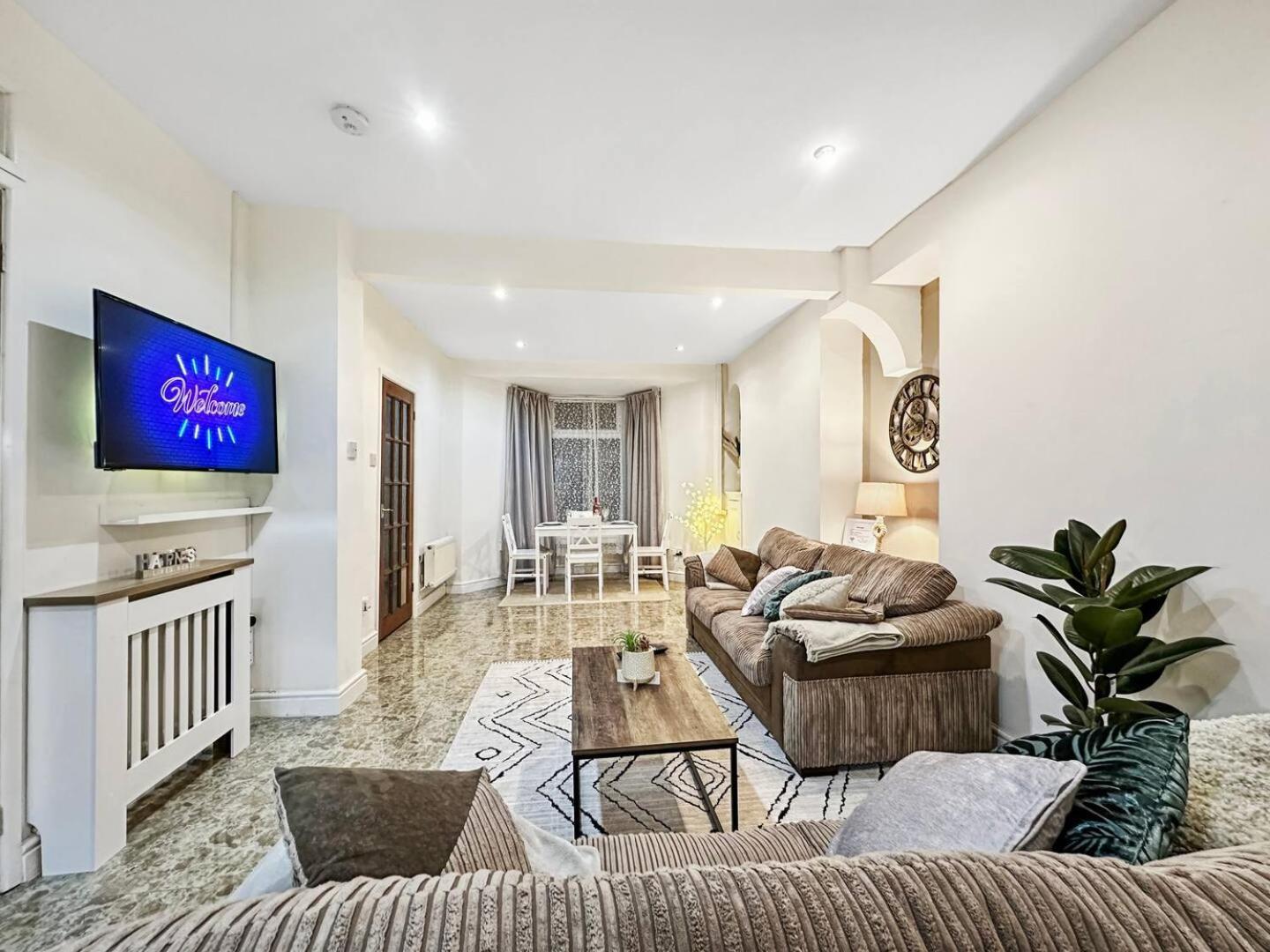 3 Bed Home In Tonypandy With Balcony View Room Llwynypia Ngoại thất bức ảnh