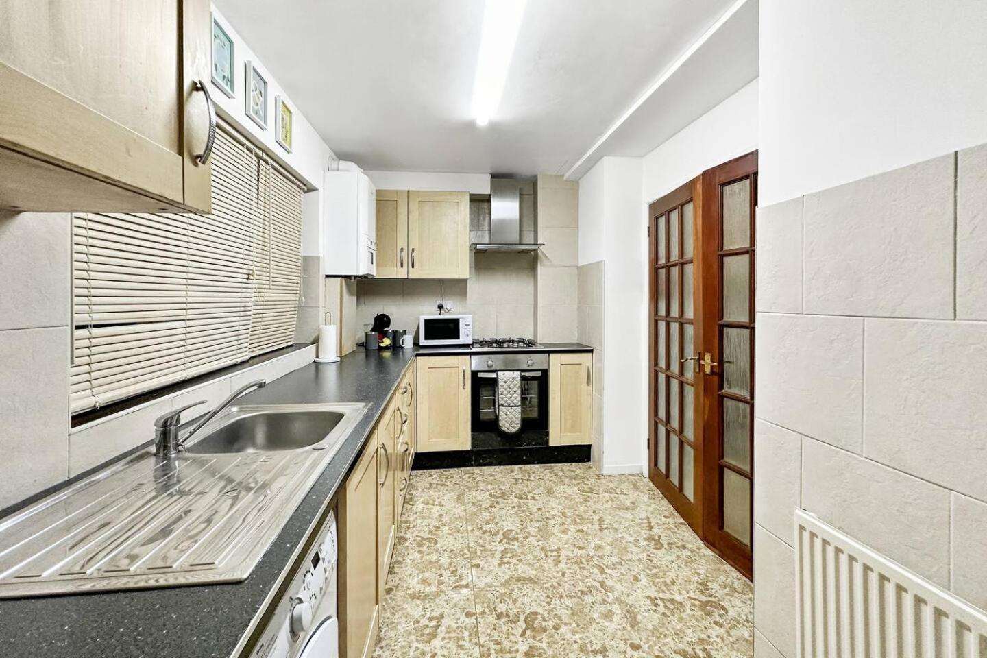 3 Bed Home In Tonypandy With Balcony View Room Llwynypia Ngoại thất bức ảnh