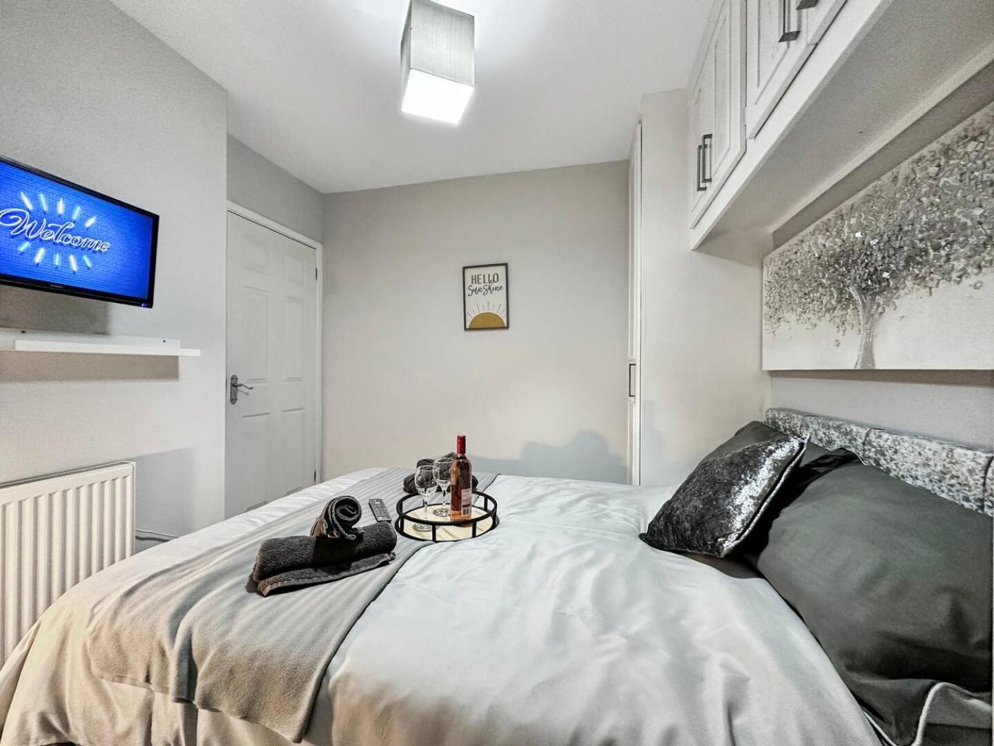 3 Bed Home In Tonypandy With Balcony View Room Llwynypia Ngoại thất bức ảnh