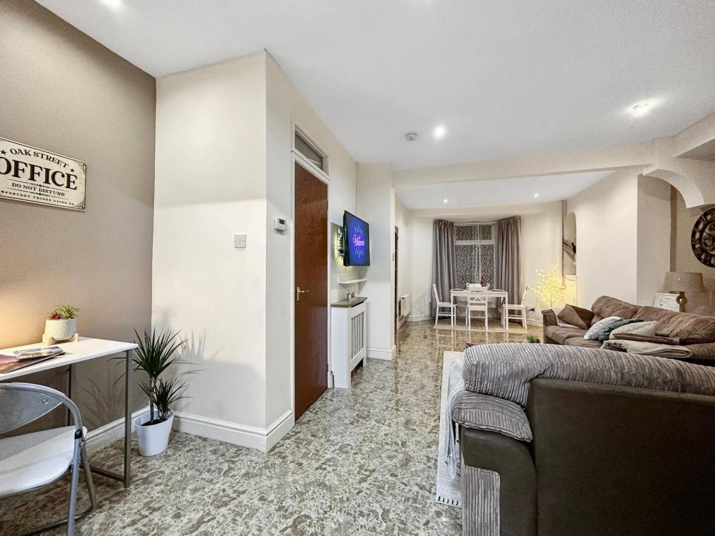 3 Bed Home In Tonypandy With Balcony View Room Llwynypia Ngoại thất bức ảnh