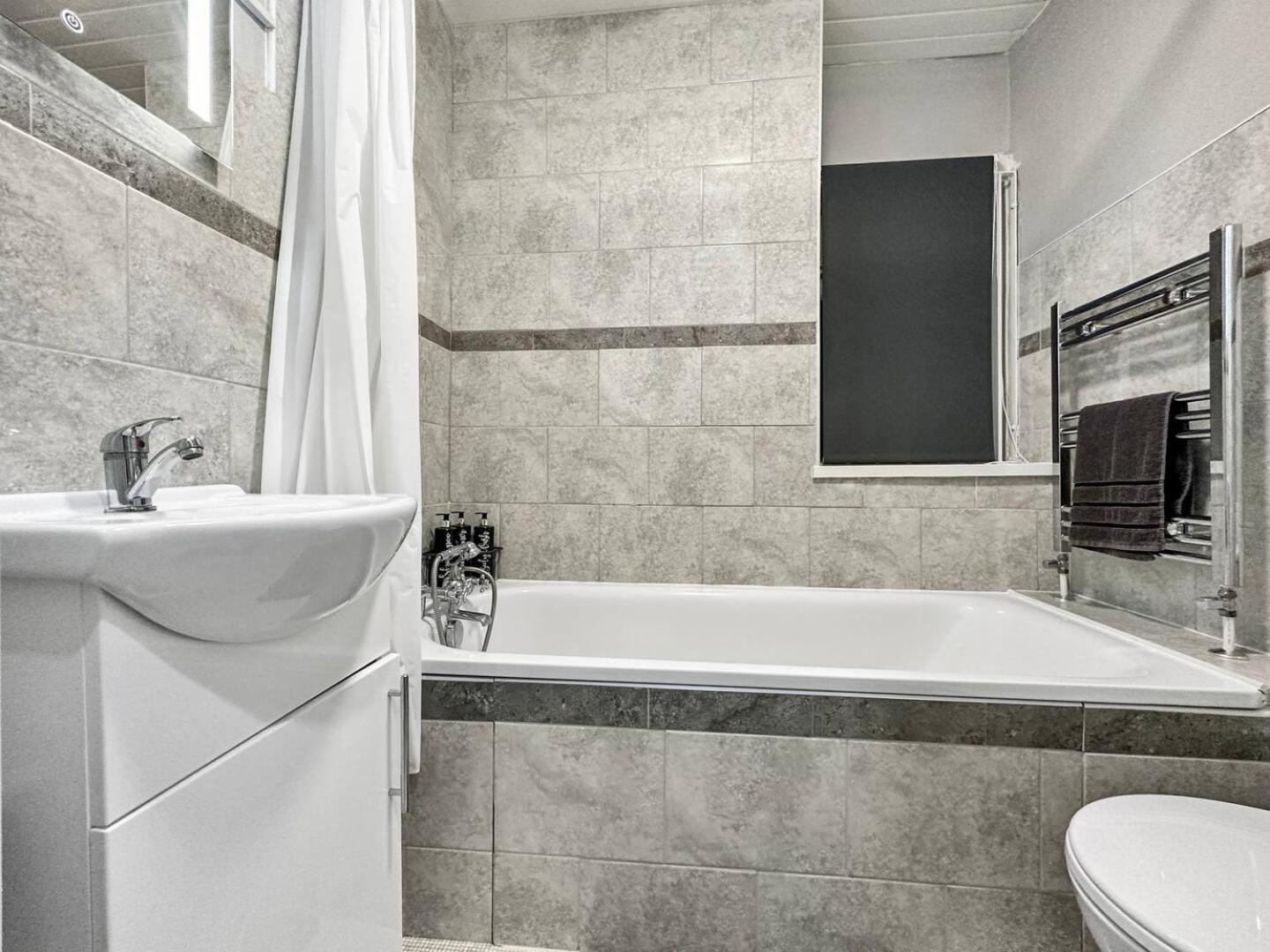 3 Bed Home In Tonypandy With Balcony View Room Llwynypia Ngoại thất bức ảnh