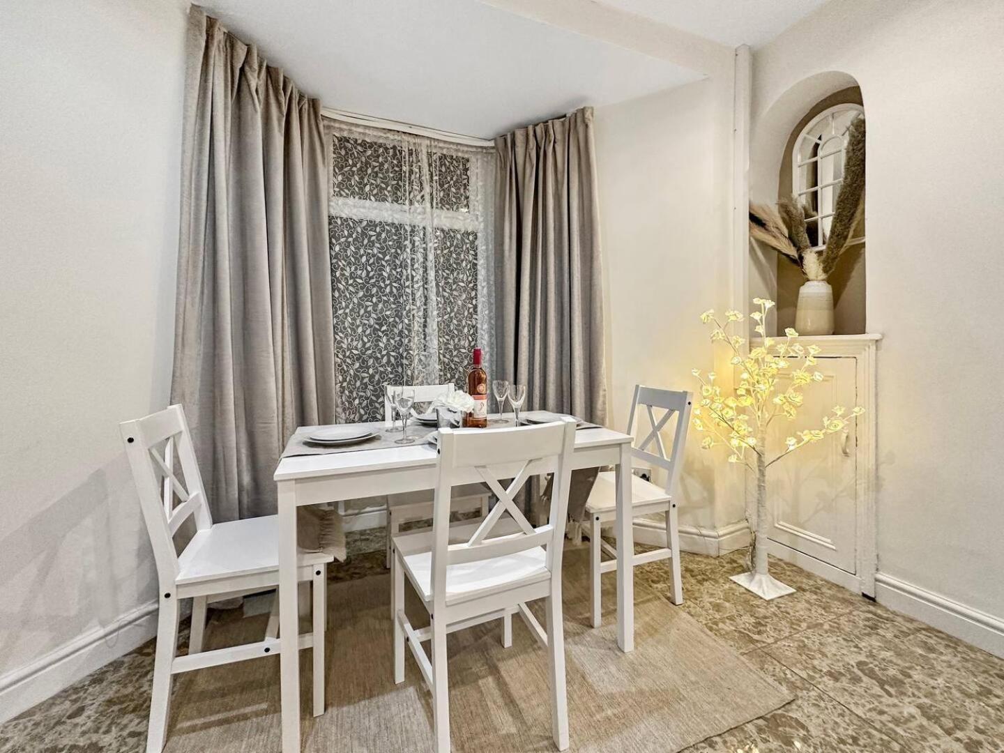 3 Bed Home In Tonypandy With Balcony View Room Llwynypia Ngoại thất bức ảnh