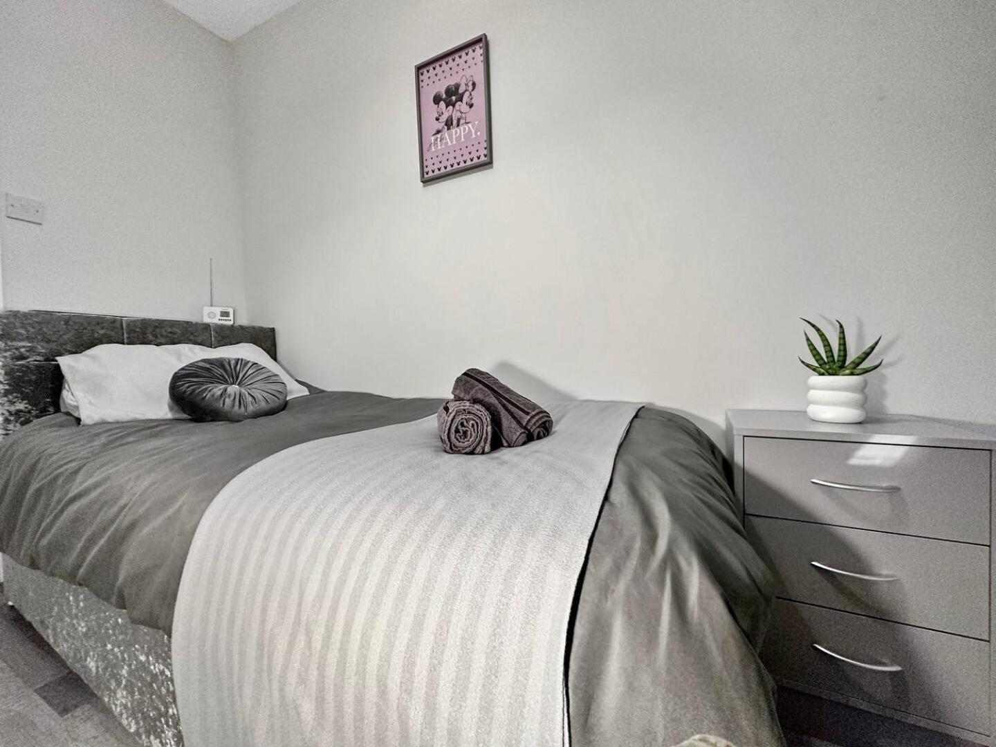 3 Bed Home In Tonypandy With Balcony View Room Llwynypia Ngoại thất bức ảnh