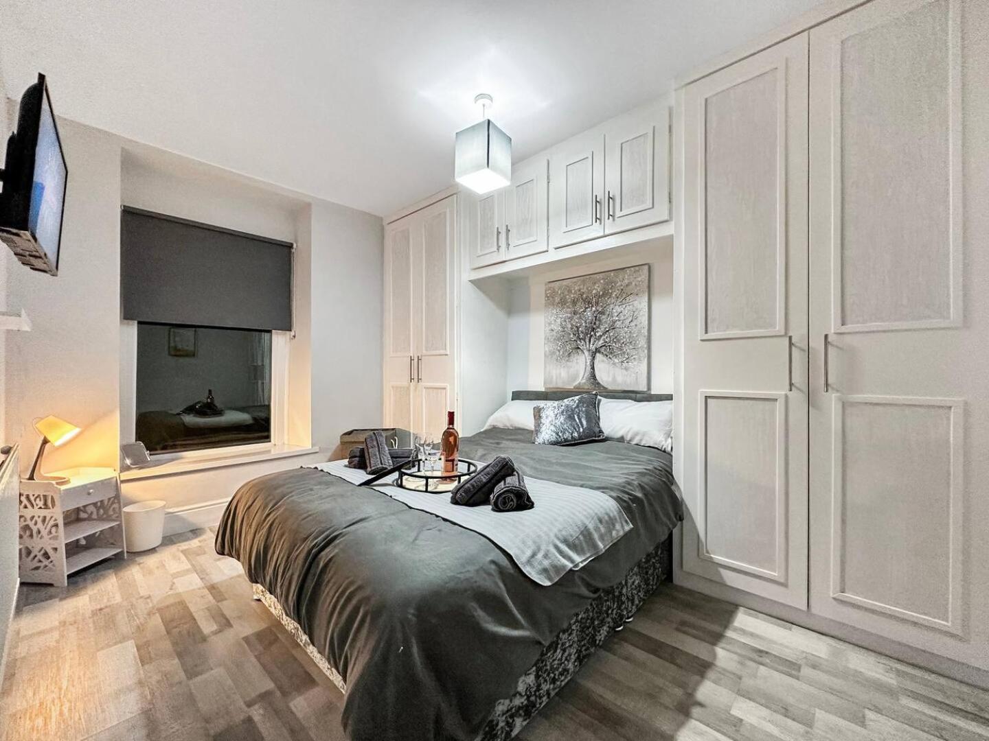 3 Bed Home In Tonypandy With Balcony View Room Llwynypia Ngoại thất bức ảnh