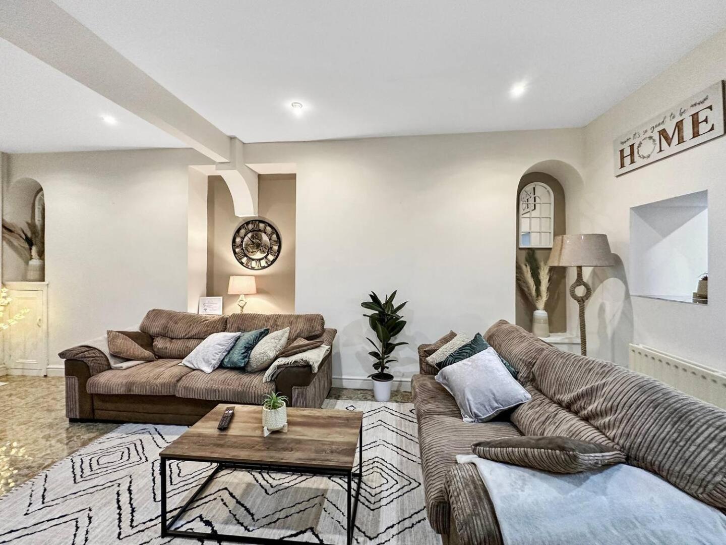 3 Bed Home In Tonypandy With Balcony View Room Llwynypia Ngoại thất bức ảnh