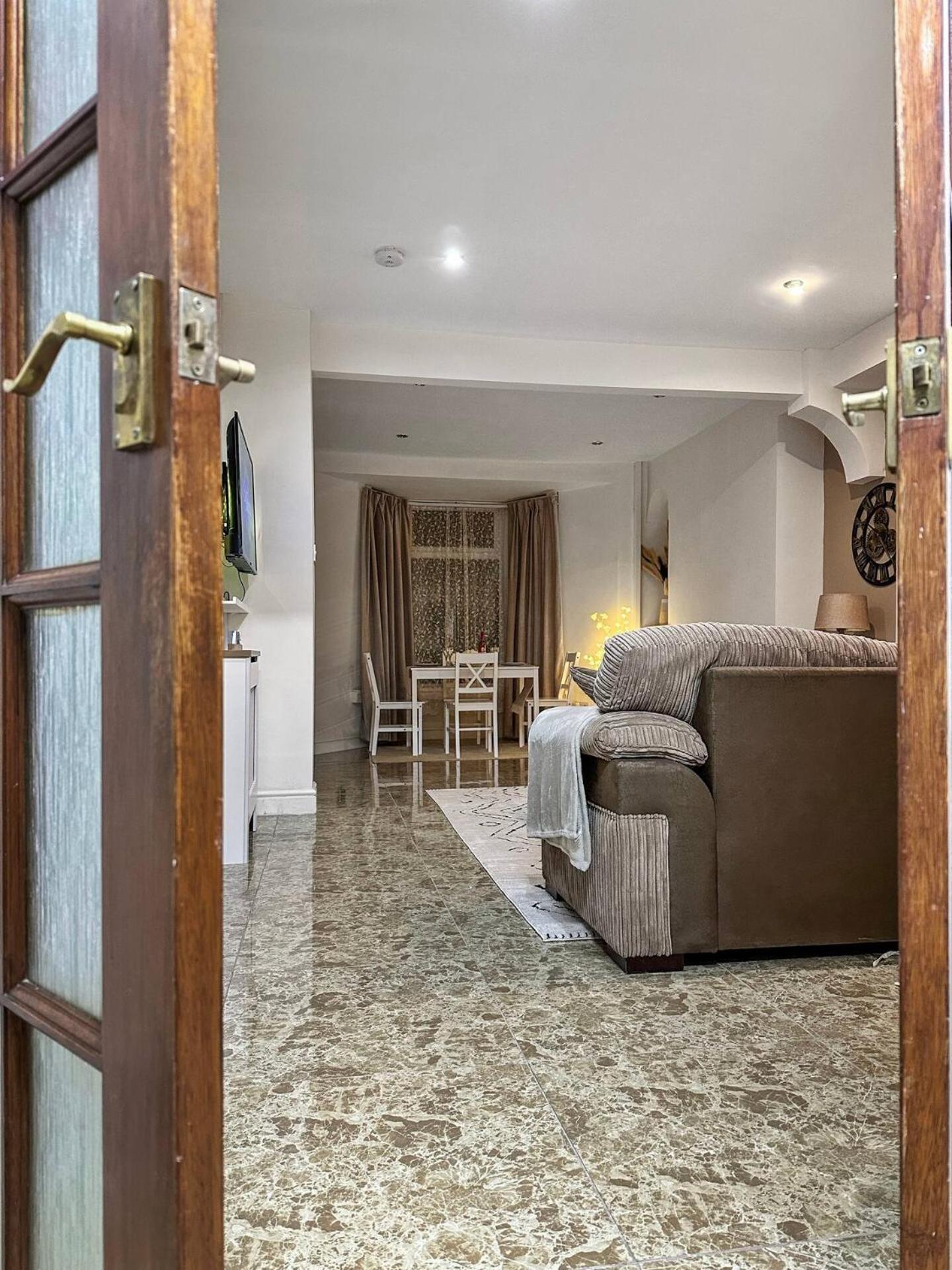 3 Bed Home In Tonypandy With Balcony View Room Llwynypia Ngoại thất bức ảnh
