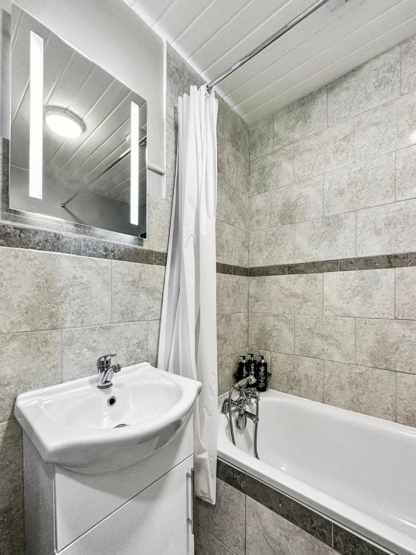 3 Bed Home In Tonypandy With Balcony View Room Llwynypia Ngoại thất bức ảnh