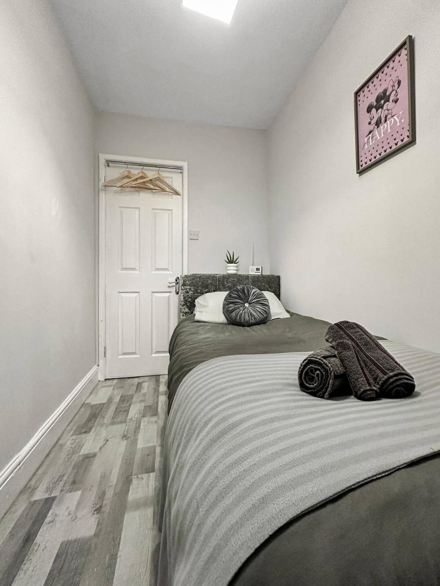 3 Bed Home In Tonypandy With Balcony View Room Llwynypia Ngoại thất bức ảnh