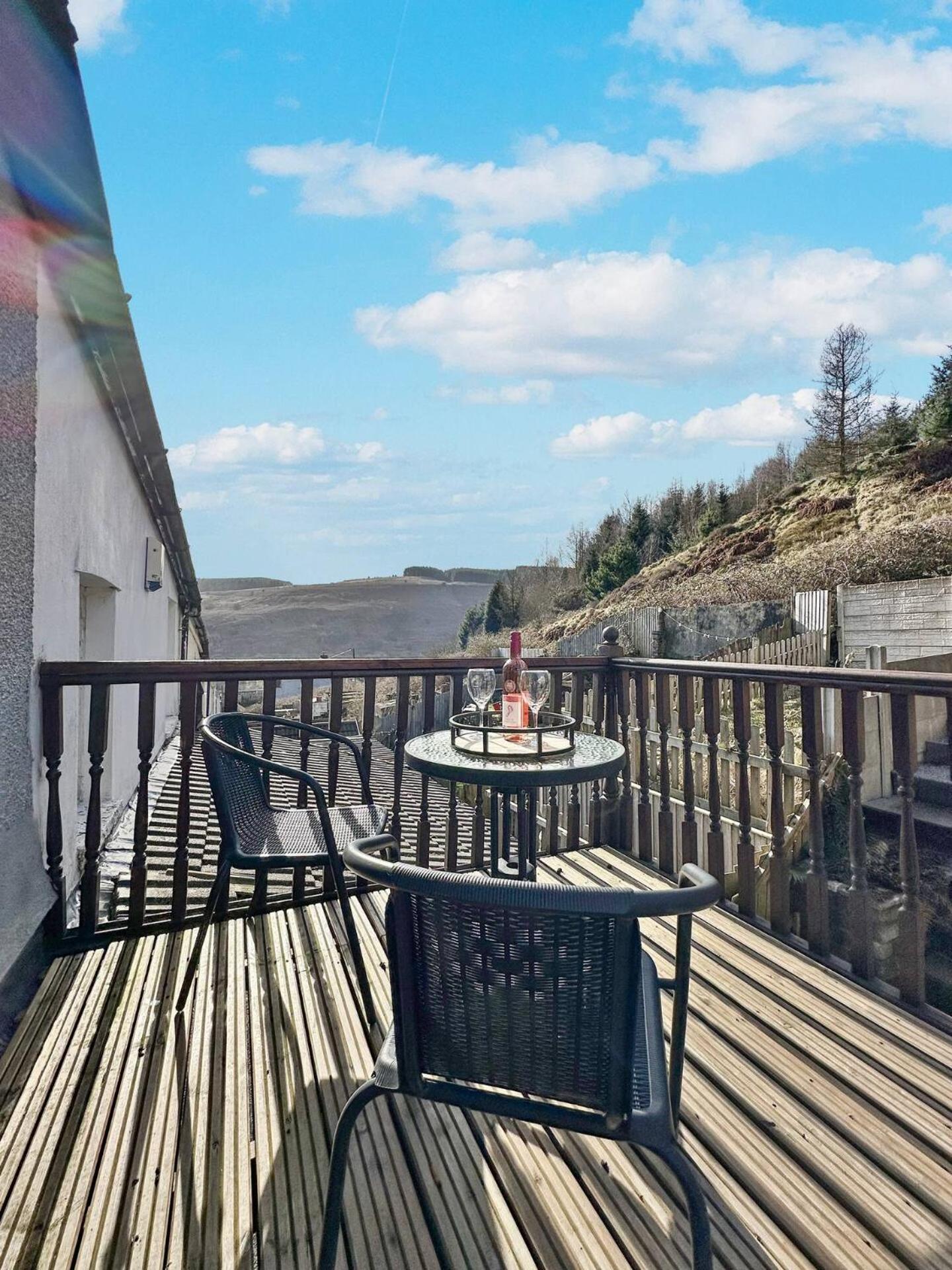 3 Bed Home In Tonypandy With Balcony View Room Llwynypia Ngoại thất bức ảnh