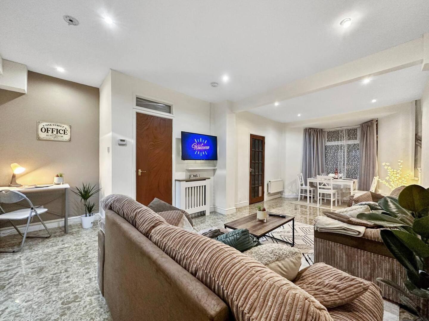 3 Bed Home In Tonypandy With Balcony View Room Llwynypia Ngoại thất bức ảnh